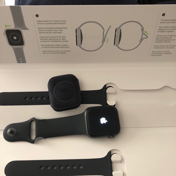 Apple series 4-40mm BRAND NEW STILL IN BOX - Picture 4 of 4